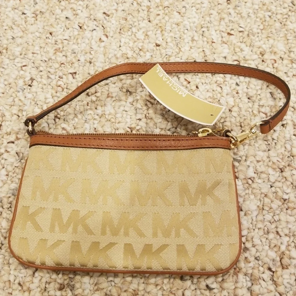 NWT! MICHAEL KORS Beige Signature Wristlet